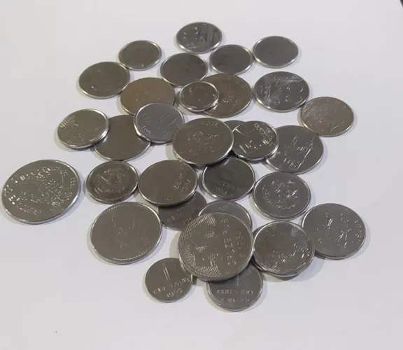 Vendo lote de 29 moedas do Brasil de diferentes décadas. Preço negociável!!!