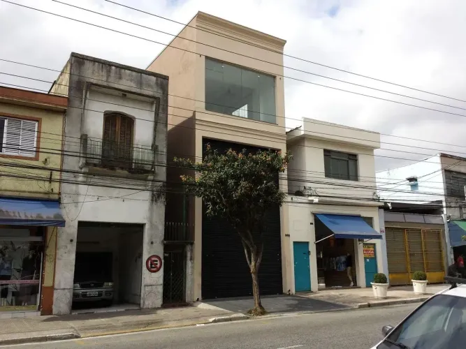 Loja à venda com mezanino e andar superior no Brás