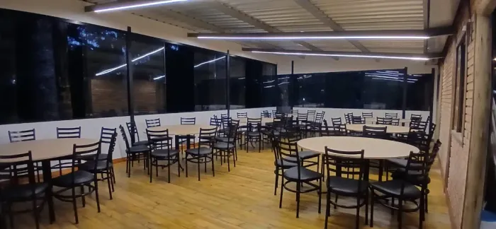 Cadeiras e mesas em Curitiba