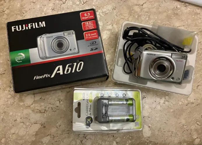 Vendo câmera Fujifilm FinePix A610