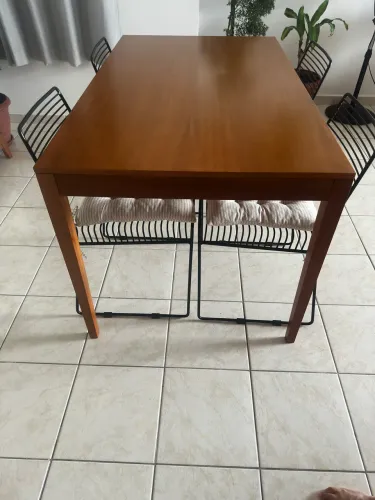 Mesa de madeira com 04 cadeira tok Stok 