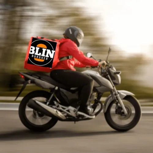 Entregador com moto