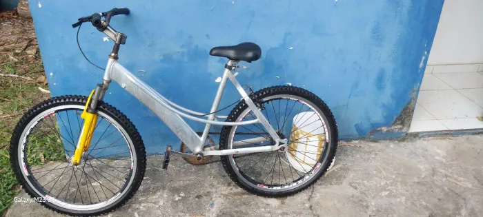 Vendo uma bike de alumínio
