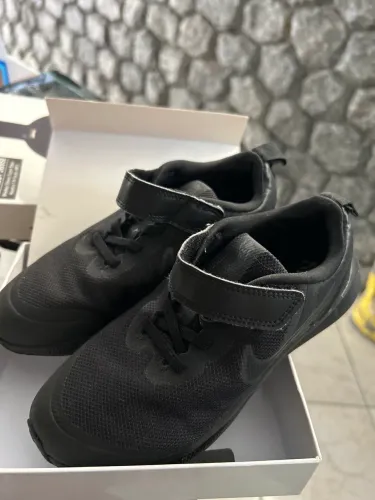 Tênis Nike nº30 com velcro e cadarço de elástico em perfeito estado