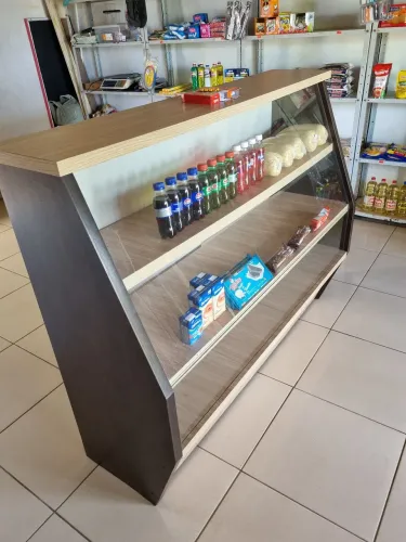 Vendo esse balcão expositor em perfeito estado..semi novo!!