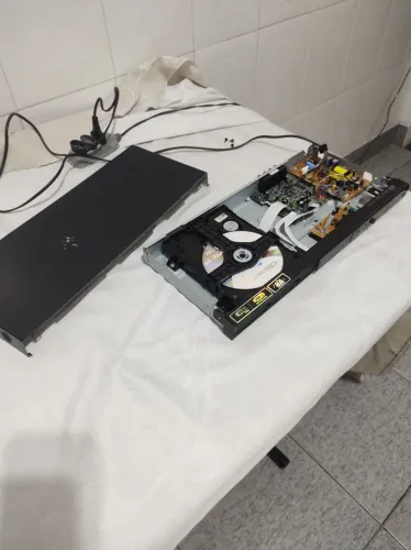 DVD player LG. Modelo DV 586 c/ função Karaokê ( Não está func.não sei qual é o defeito)