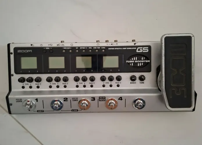Pedaleira Zoom G5 para Guitarra com Válvula, Looper e Interface USB