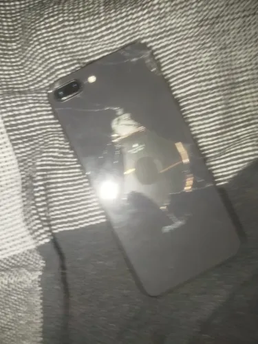 IPhone 8 Plus todo original vidro traseiro quebrado, com toque fantasma