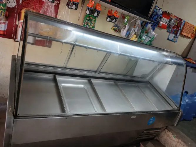 Balcão Expositor Refrigerado Açougue 2 Metros com Tendal e Vidro Curvo