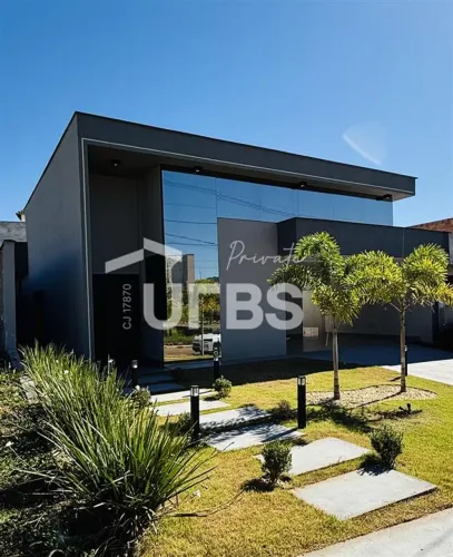 Casa Térrea em condomínio fechado no Jardim Veneza | 3 Suítes | Piscina aquecida