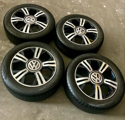 Rodas e Pneus aro 15 em excelente estado VW Gol Up Track