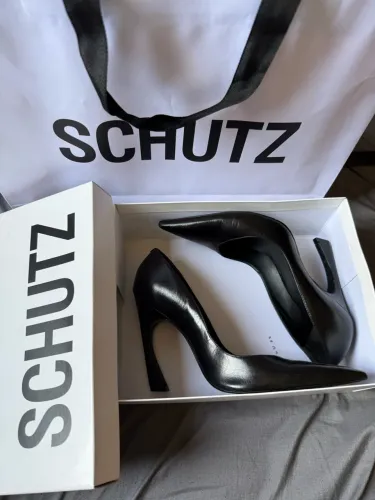 Scarpin Schutz Lexi Couro Preto