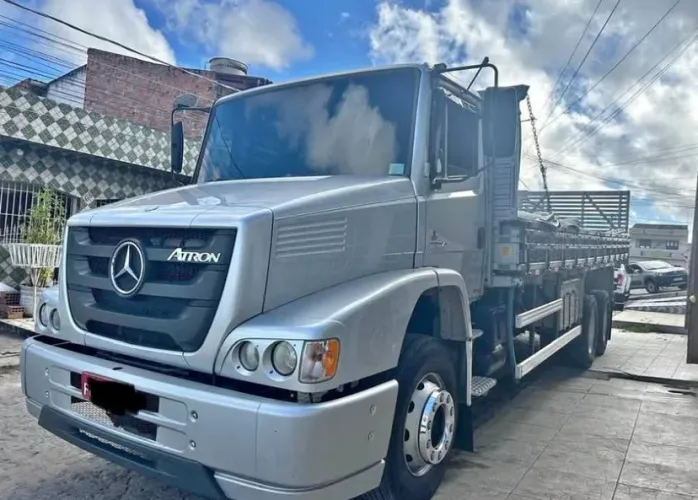 Oportunidade caminhão Atron carroceria
