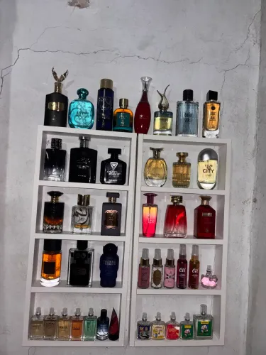 Perfumes lacrados e plastificados