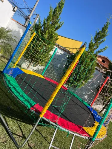 Cama elástica e piscina de bolinhas 