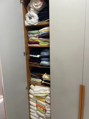 Guarda roupas com pouco tempo de uso