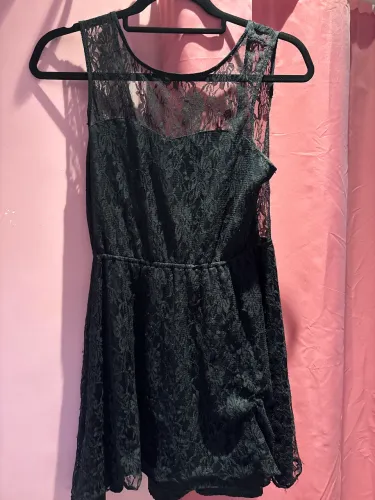 Vestidinho de renda preto