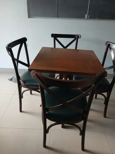 jogo de mesa de madeira com cadeiras