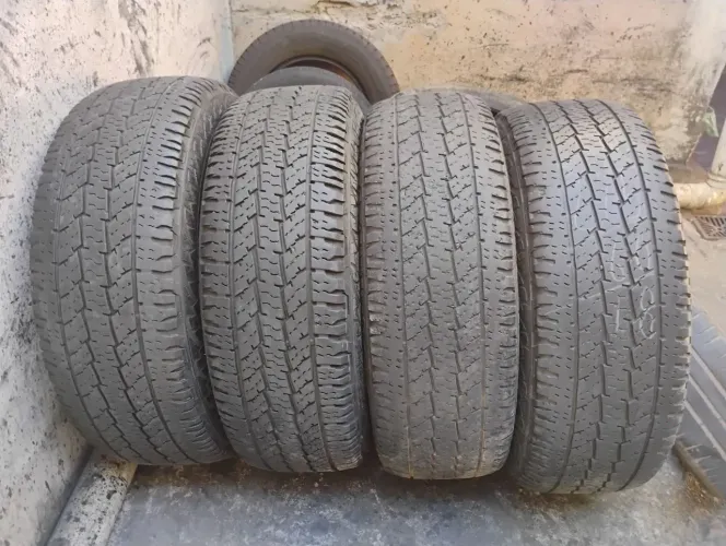 Vendo jogo de pneus aro 18 pra camionete 275/70/18