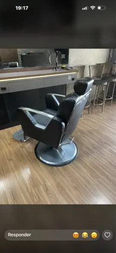 CADEIRA /POLTRONA DE BARBEARIA ( leia o anúncio )