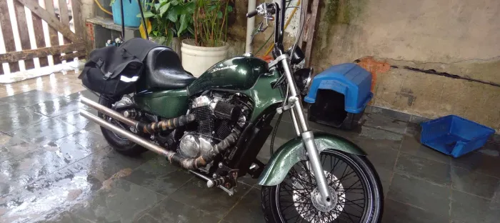 Shadow 600 com muitos acessórios e peças originais.