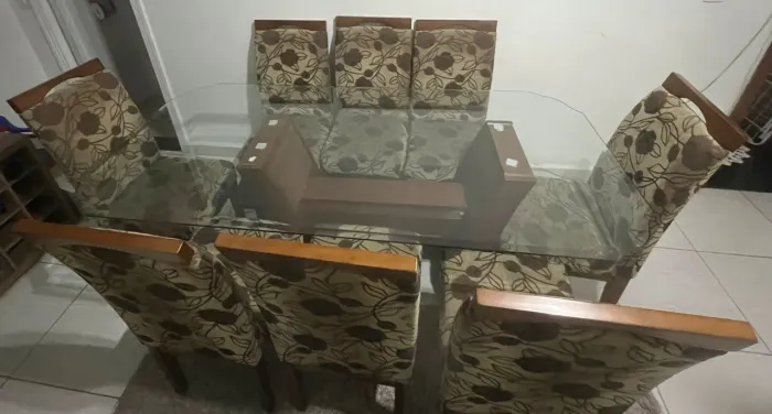 Mesa 8 cadeiras madeira pura 