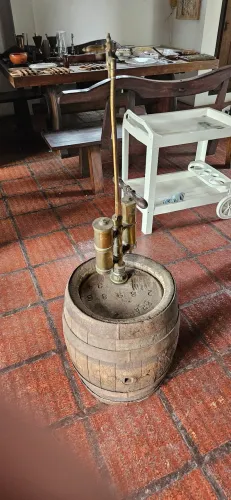 Barril de Madeira com Bomba Manual em Latão