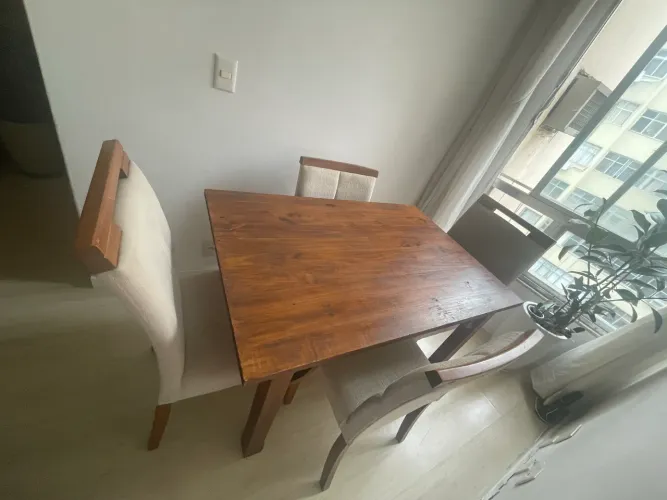 Mesa em madeira com 04 cadeiras em tecidos