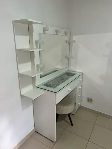 PENTEADEIRA CAMARIM MDF, COM PUFF E PRATELEIRA 