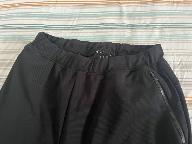 Calça Esportiva / Treino Preta - Bolsos com Zíper e Recortes Laterais