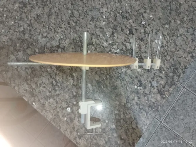 Vende-se Suporte para Vieis de Máquina de Costura