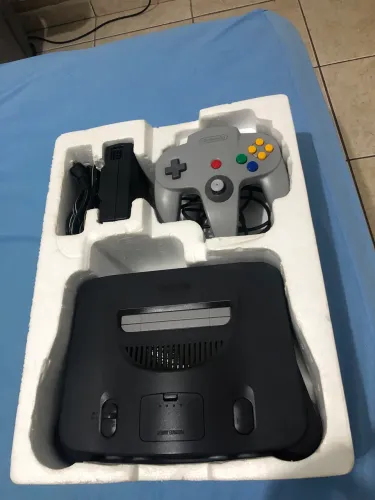 Nintendo 64 na caixa com 12 cartuchos. 4 cartuchos é japonês. Não entra no aparelho