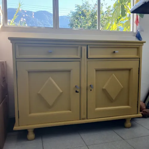 Móvel amarelo antiquário
