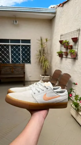 TÊNIS NIKE SB ZOOM JANOSKI BEGE