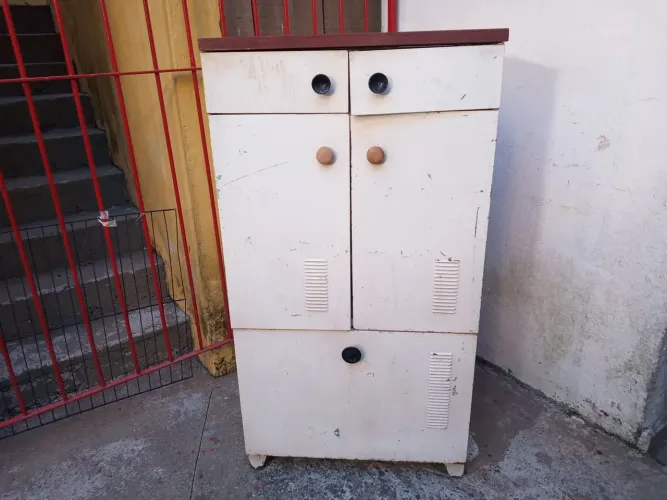 Armário antigo de ferro