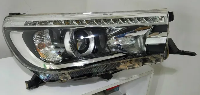 FAROL HILUX L.D 2016 a 2020 COM LED E DRL