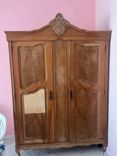 guarda-roupa antigo de madeira em estilo clássico provençal
