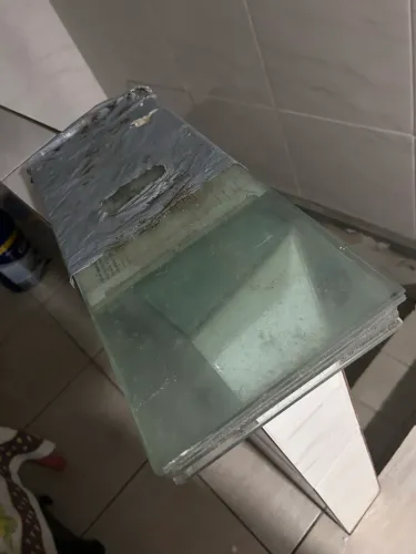 Prateleiras de vidro 20x50 com cantoneiras em aço