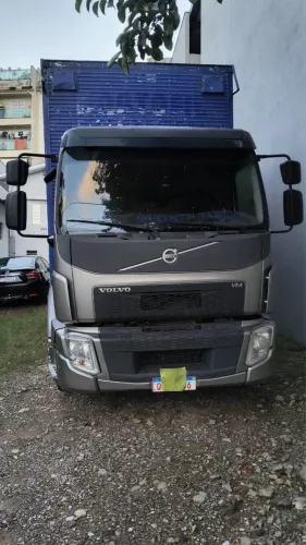 Vendo Volvo/ VM 270 6X2R COM BAÚ de 10 METROS