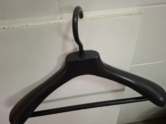 40 cabides prêto
