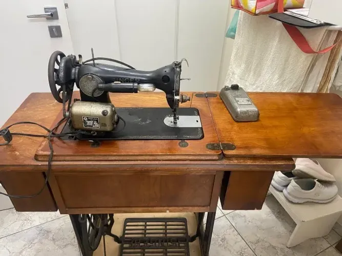 Máquina de Costura Singer 127V