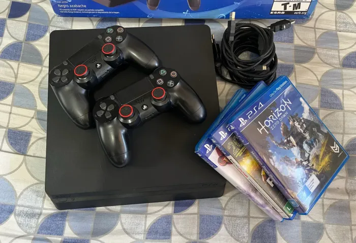 Ps4 Slim 500GB / 2 controles + 3 Jogos