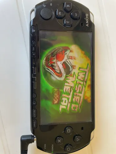 PSP 3010 Sony + Twisted Metal + Fonte Nova + Capa Protetora