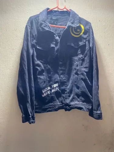 jaqueta jeans preta bluesteel regular fit com estampa grafite