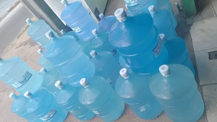Vendo garrafões de água mineral 20 litros cheio e vazio