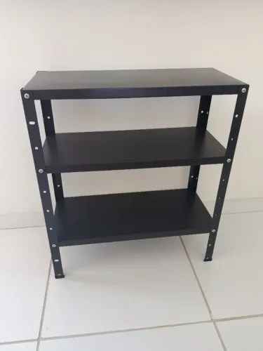 Estante de metal