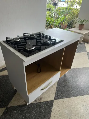 Cooktop 4 bocas, acendedor elétrico, a gás, móvel em MDF, 1 gaveta, 2 nichos. Valor 870,0