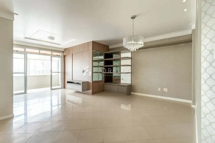 Amplo apartamento com vista para o mar e 03 dormitórios em Campinas, São José/SC.