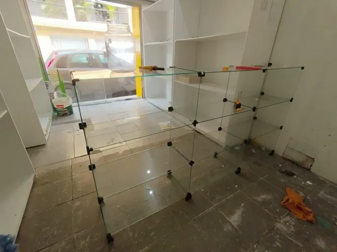 Vende-se 3 armários e 1 balcão expositor de vidro