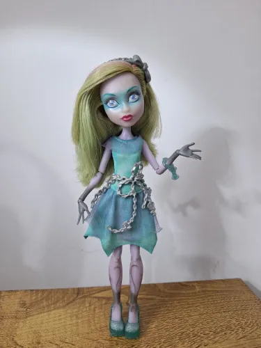 RESERVADA Monster high Twyla Haunted